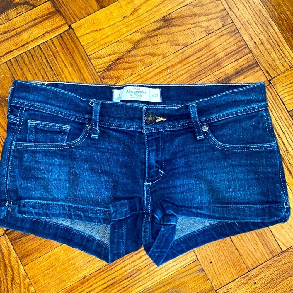 Abercrombie and Fitch shorts
size: 4
Good condition